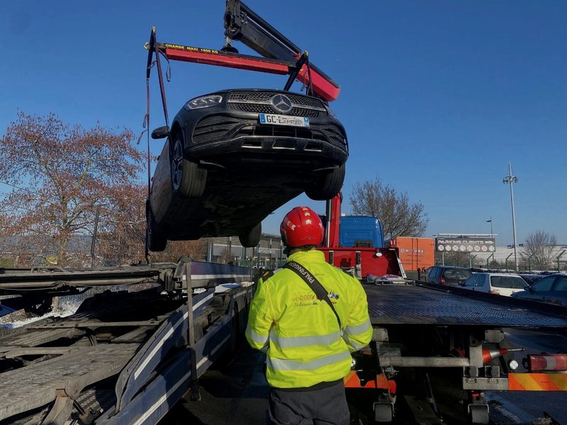 Mercedes-Benz lifted by crane onto an Atvok recovery truck